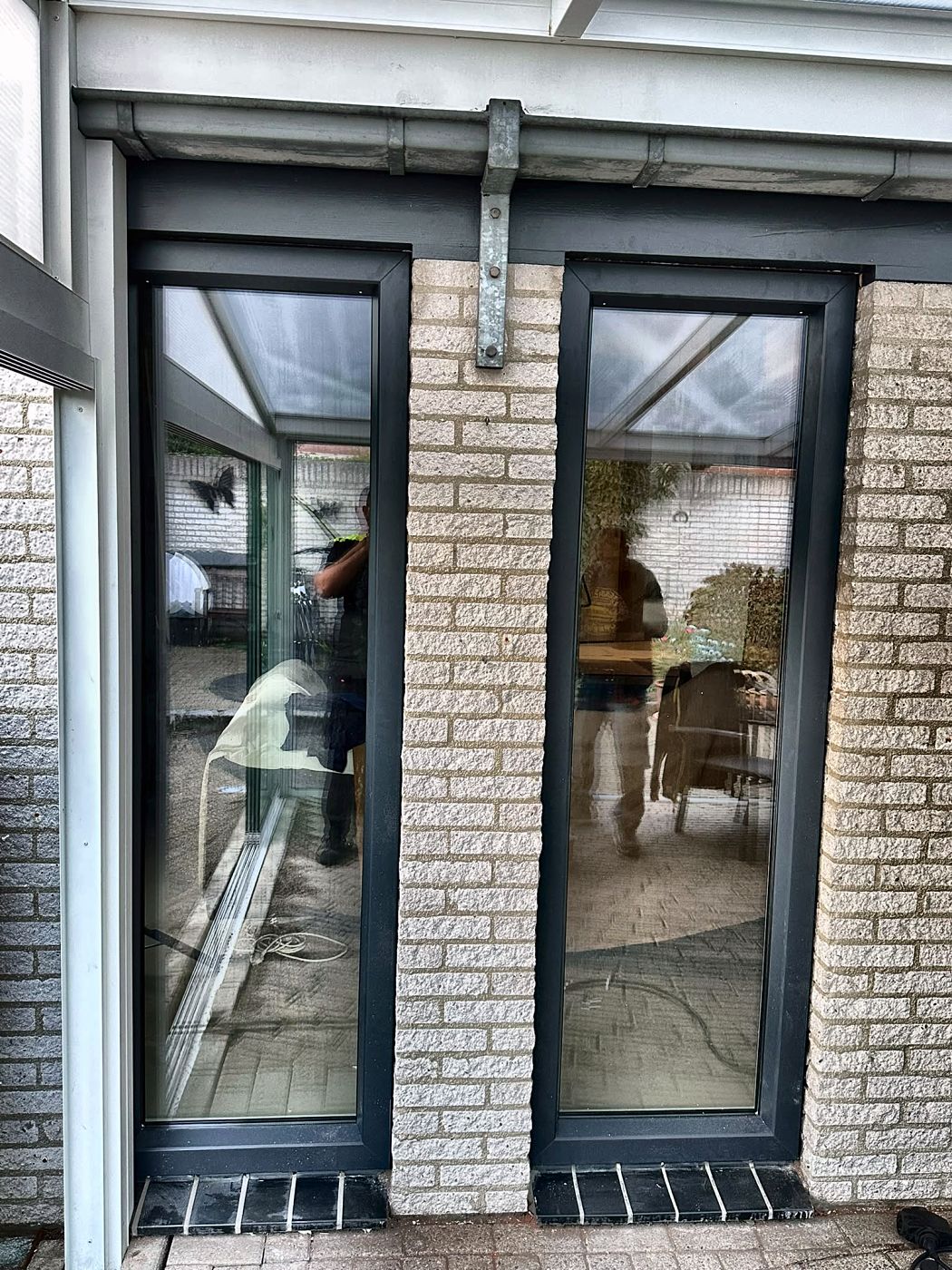 Twee smalle antracietgrijze kunststof kozijnen aan de tuinzijde