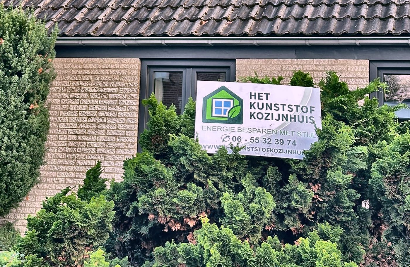 Woning met nieuwe antracietgrijze kunststof kozijnen in de voorgevel