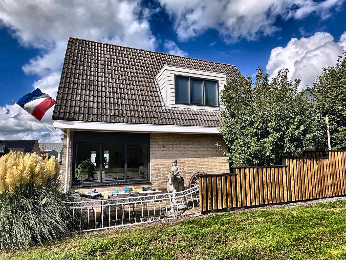 Woning met kunststof kozijnen in de dakkapel en een brede pui op de begane grond