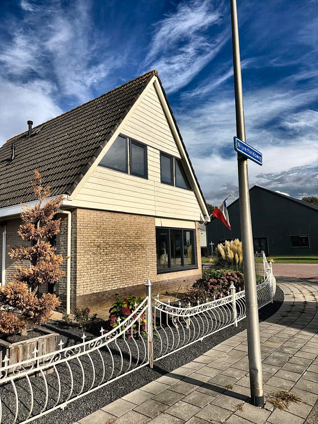 Woning met nieuwe antracietgrijze kunststof kozijnen in de topgevel en woonkamer